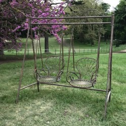 Dondolo da giardino in ferro battuto confortevole vista completa
