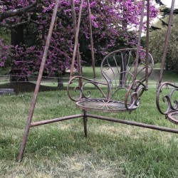 Dondolo da giardino in ferro battuto confortevole vista dalla seduta