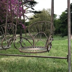 Dondolo da giardino in ferro battuto confortevole