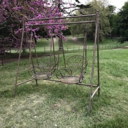 Dondolo da giardino in ferro battuto, confortevole, per un allestimento elegante del giardino