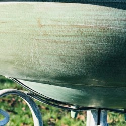 Magnifico bagno per uccelli con mangiatoia in metallo, altezza 76 cm, vista dal basso