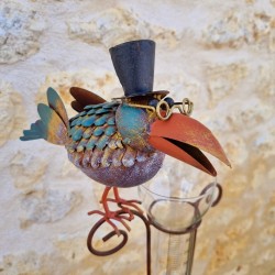 Pluviometro decorativo modello uccello con cappello e imbuto graduato vista laterale