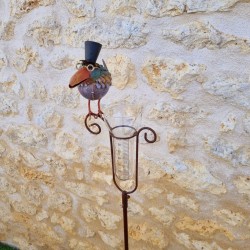 Pluviometro decorativo modello uccello con cappello e imbuto graduato, vista ravvicinata del soggetto