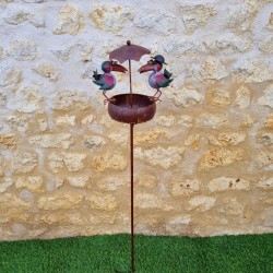 Mangime per uccelli su palo in metallo 22,5x29x107 cm corvi colorati decorazione da giardino in metallo vista completa