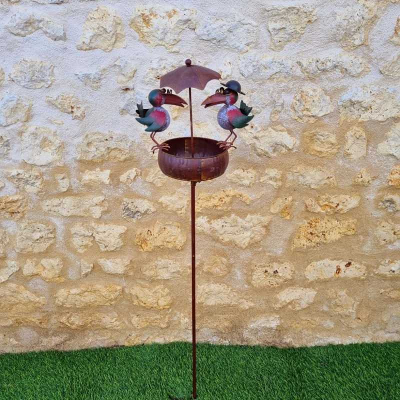 Mangime per uccelli su palo in metallo 22,5x29x107 cm corvi colorati decorazione da giardino in metallo vista completa