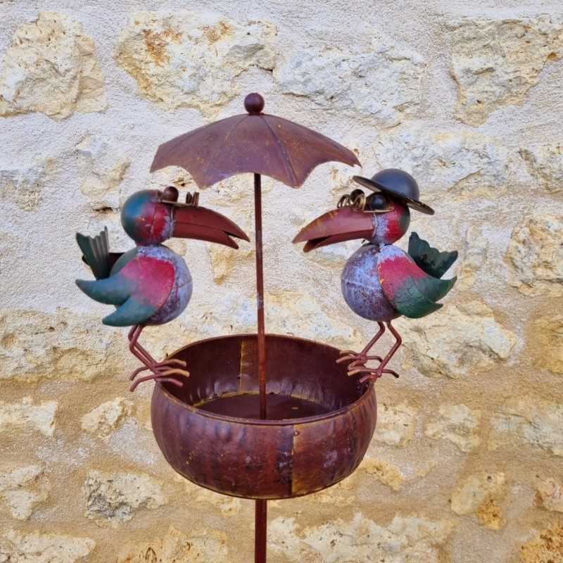 Mangime per uccelli su picchetto in metallo 22,5x29x107 cm corvi colorati decorazione da giardino in metallo vista frontale