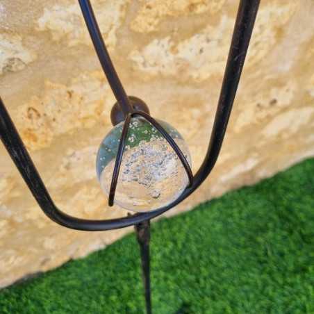 Mobile da giardino in ferro con motivo corvo, picchio e tutore bilanciato, vista del contrappeso in vetro soffiato a bolle