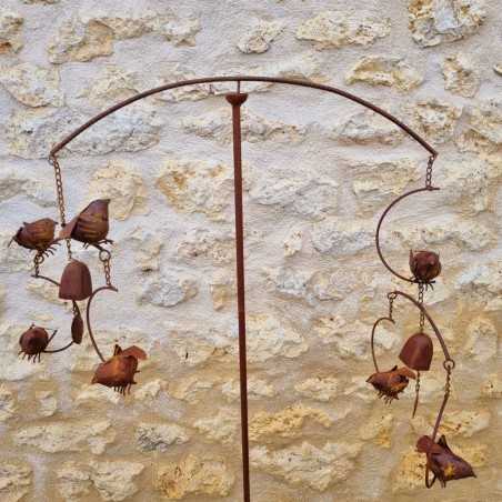 Punta da giardino decorativa, campanello, pendolo in ferro con uccelli vista frontale