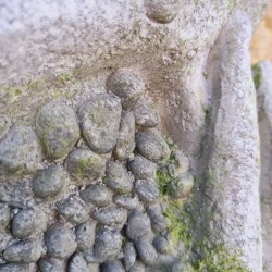 Vaso in stile antico a forma di volto con finitura invecchiata