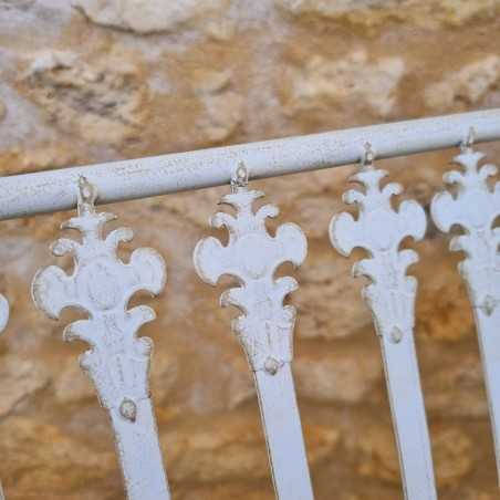 Panca da giardino in ferro battuto con finitura bianco antico, confortevole