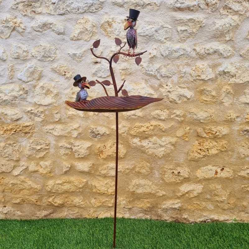 Bagno per uccelli su picchetto in ferro con cappelli decorativi, mangiatoia H127 cm