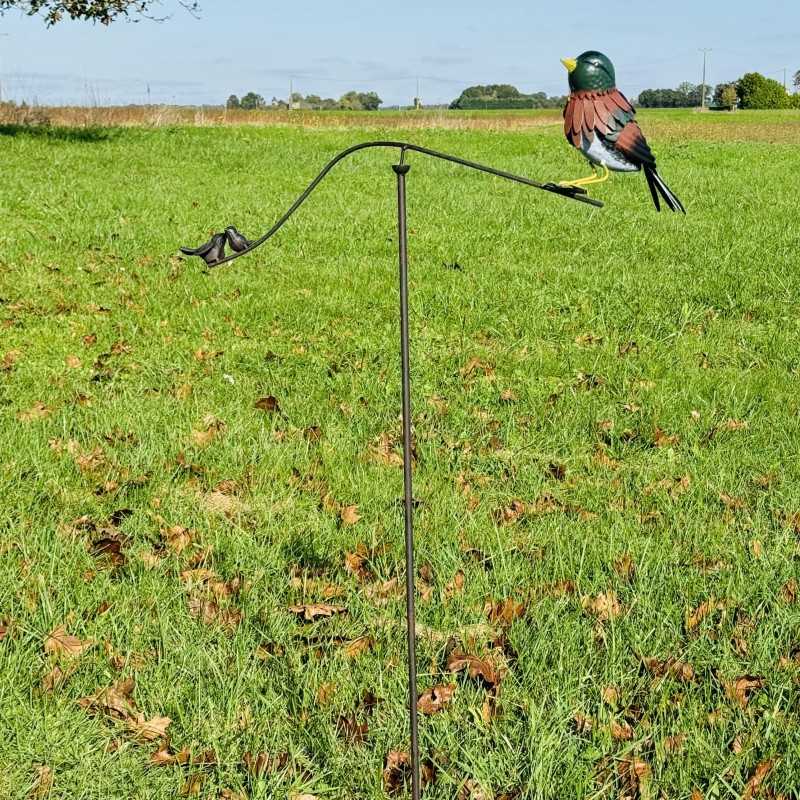Mobile da giardino con uccello colorato in metallo H133 in ambientazione