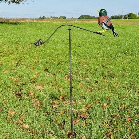 Mobile da giardino con uccello colorato in metallo H133 in ambientazione