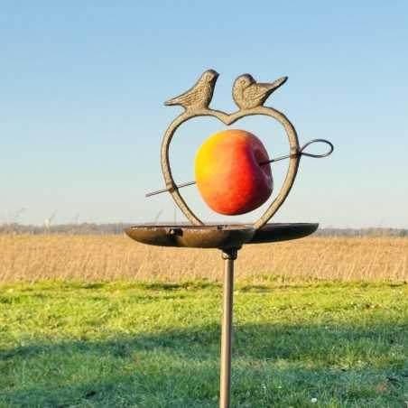 Dettaglio dei piccoli uccellini decorativi sulla mangiatoia in metallo.