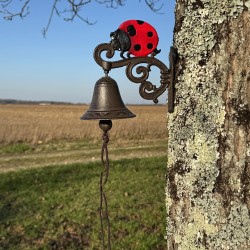 Campana da parete in ghisa con coccinella, perfetta per un ambiente rustico e naturale