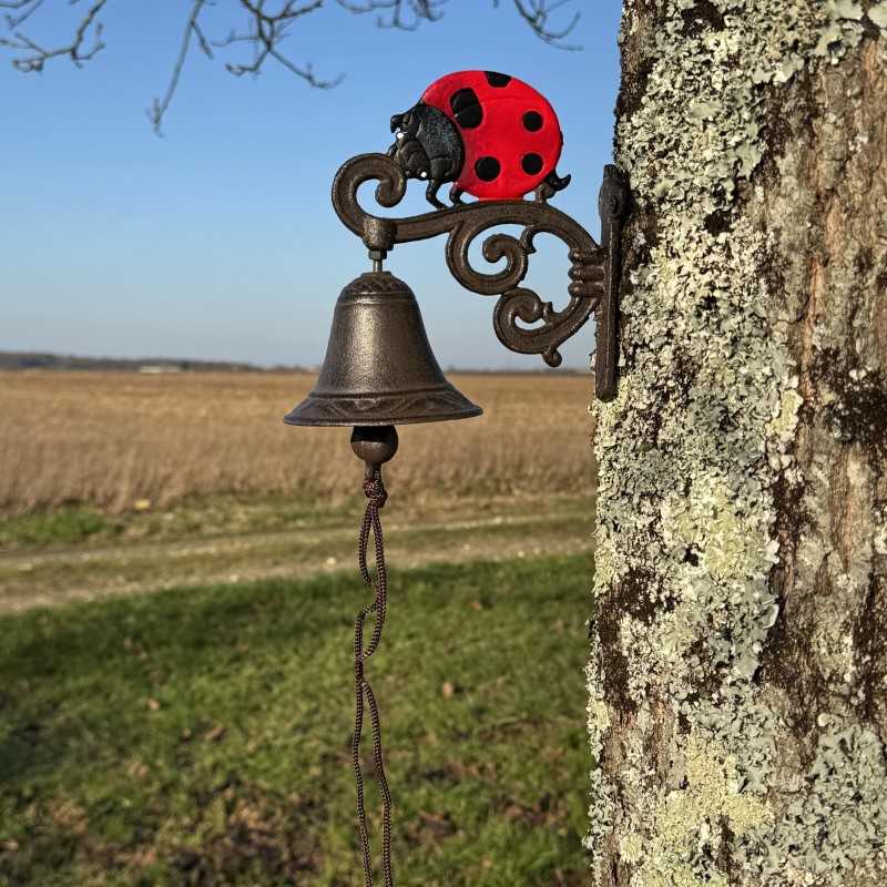 Campana da parete in ghisa con coccinella, perfetta per un ambiente rustico e naturale