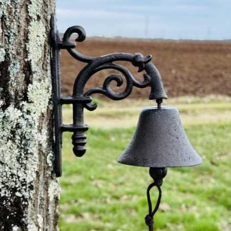Cloche murale en fonte classique – Élégance et charme rustique vue de près