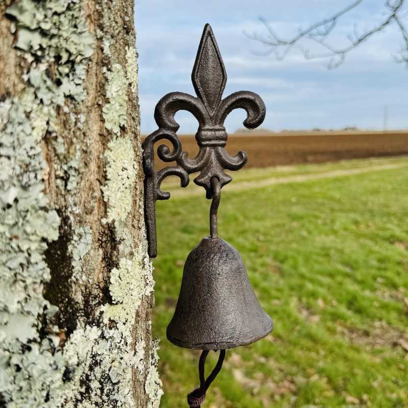 Cloche murale en fonte avec fleur de lys – Élégance et tradition