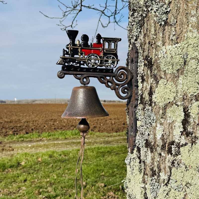 Cloche murale en fonte avec locomotive - mise en scène