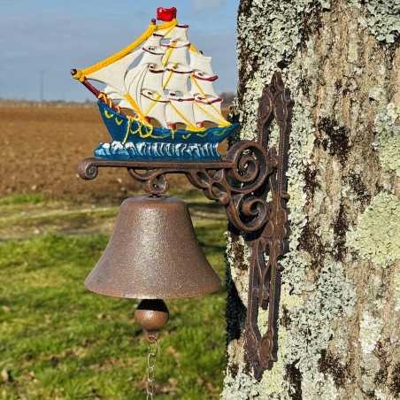 Cloche de porte murale en fonte avec voilier - Esprit marin et élégance
