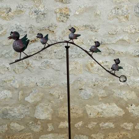 Mobile da giardino in metallo patinato (tonalità verde e rosso) con famiglia di uccelli su arco – 158 cm – Lézard du Jardin