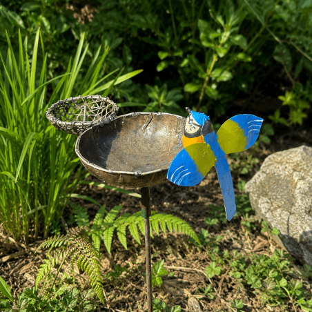 Abreuvoir à oiseaux à piquer en métal recyclé avec porte-boule de graisse – Mésange bleue