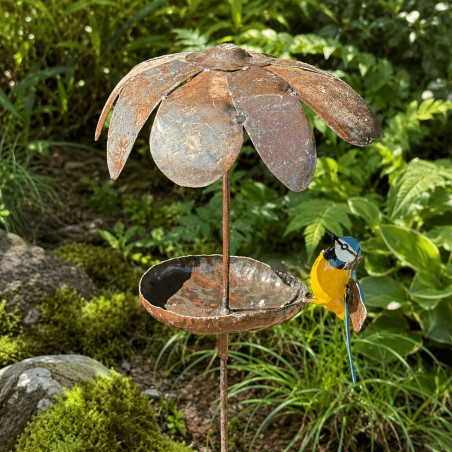 Mangeoire à oiseaux sur pic en métal recyclé avec fleur et mésange