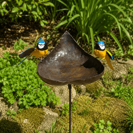 Mangeoire abreuvoir cœur à oiseaux sur pic en métal recyclé avec mésanges