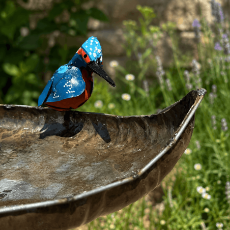 Baignoire à oiseaux en métal recyclé en forme de cœur avec martin-pêcheur – H 103 x L 31 cm