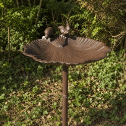 Grand bain d’oiseaux en fonte feuille de ginkgo H81 x Ø48 cm avec deux oiseaux