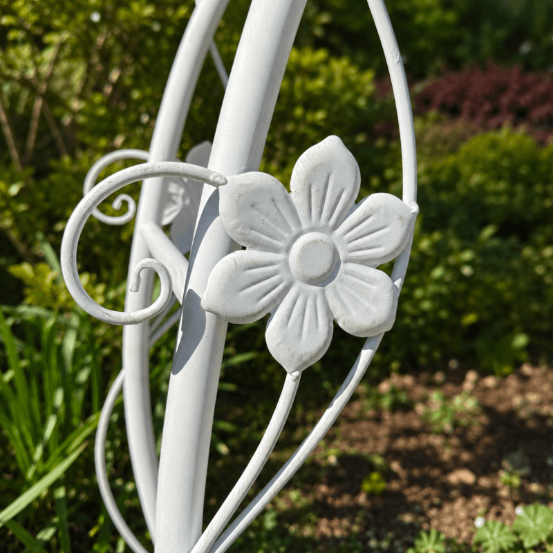 Banc arche cœur en métal blanc patiné – Grand banc romantique H 208 cm
