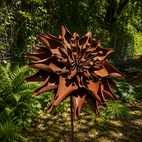 Dahlia en métal sur pique couleur rouille – Hauteur 160 cm