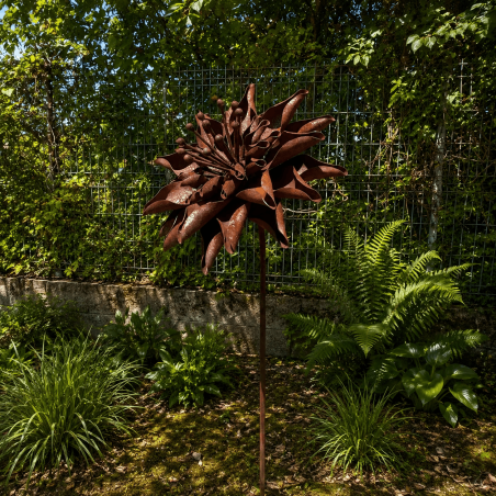 Dahlia en métal sur pique couleur rouille – Hauteur 160 cm