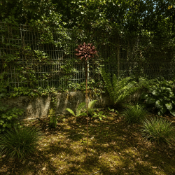 Dahlia en métal sur pique couleur rouille – Hauteur 160 cm