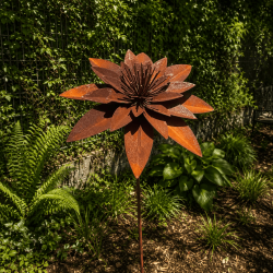 Fleur de lotus en métal sur pique rouille – Hauteur 160 cm