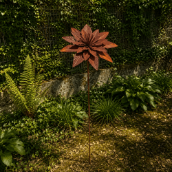 Fleur de lotus en métal sur pique rouille – Hauteur 160 cm