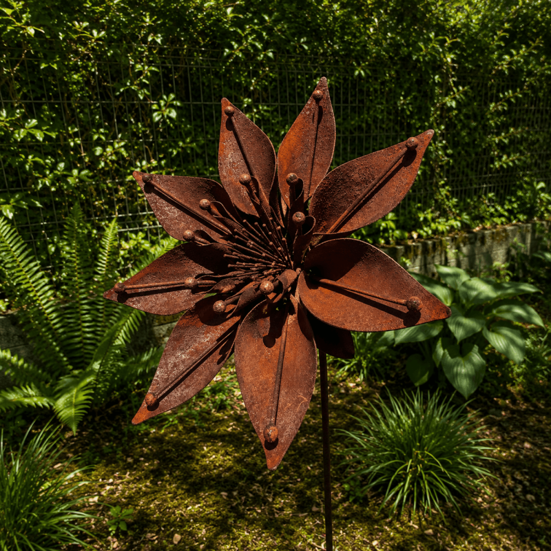 Fleur étoilée en métal sur pique rouille – Hauteur 165 cm