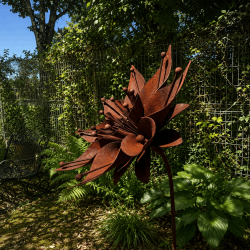 Fleur étoilée en métal sur pique rouille – Hauteur 165 cm