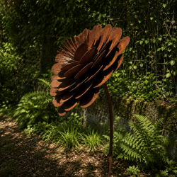 Rose en métal sur pique couleur rouille – Fleur de jardin décorative 160 cm