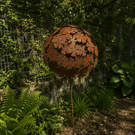 Allium en métal sur pique couleur rouille – Hauteur 160 cm