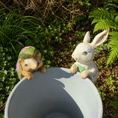 Lot de 2 accroche-pots lapin et hérisson en résine