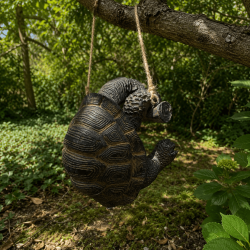 Tortue suspendue décorative grise sur branche