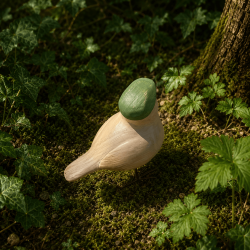 Petit oiseau décoratif en résine avec béret vert