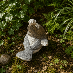 Oiseau de Noël décoratif en résine avec bonnet brun